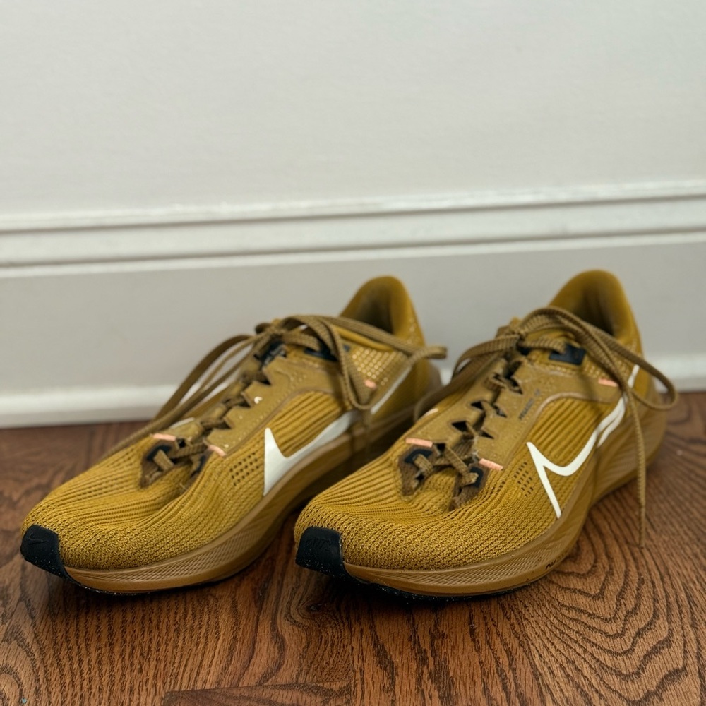 Men’s Nike Pegasus 40 Size 9 Athletic Shoes with Sleek Design